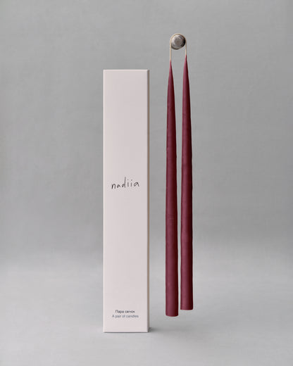 Купіть виріб ручної роботи Two candles set "Burgundy" від Nadiia World. Ідеальний вибір для додавання вишуканості та шарму до вашого житлового простору або колекції особистих аксесуарів.