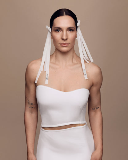 Купіть виріб ручної роботи Velvet Ribbon Barette "G x Nadiia" in Milky від Nadiia World. Ідеальний вибір для додавання вишуканості та шарму до вашого житлового простору або колекції особистих аксесуарів.
