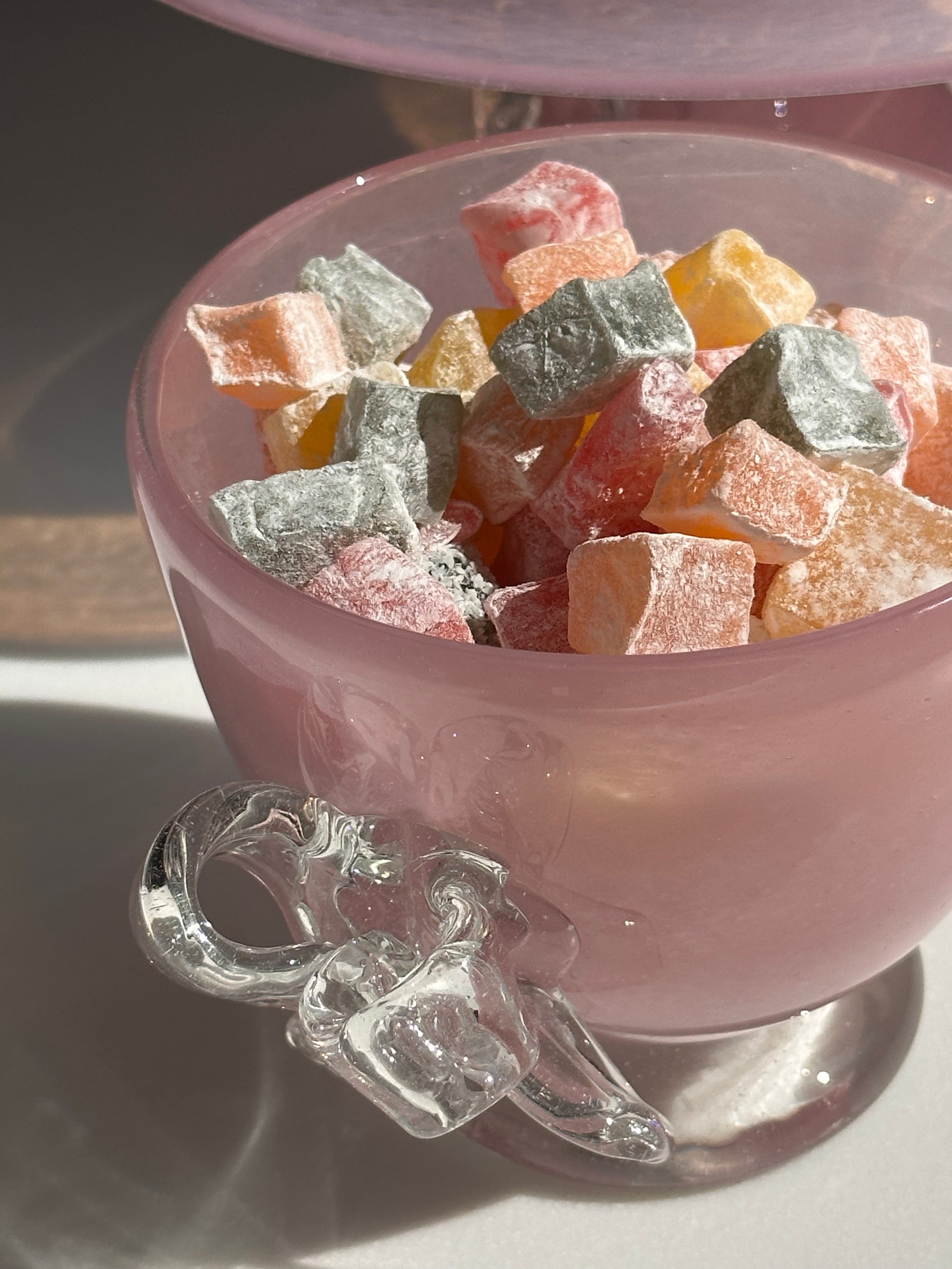 Купіть виріб ручної роботи Candy Jar with Two Bows "Nadiia" від Nadiia World. Ідеальний вибір для додавання вишуканості та шарму до вашого житлового простору або колекції особистих аксесуарів.