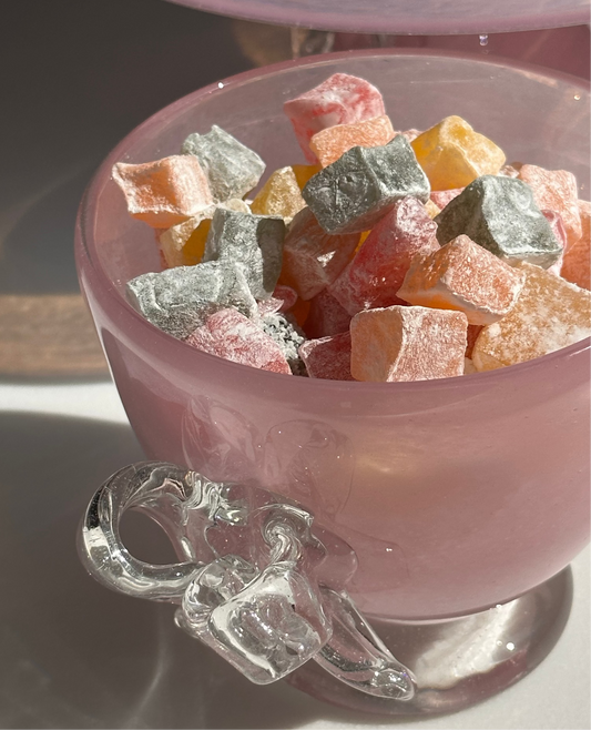 Купіть виріб ручної роботи Candy Jar with Two Bows "Nadiia" від Nadiia World. Ідеальний вибір для додавання вишуканості та шарму до вашого житлового простору або колекції особистих аксесуарів.