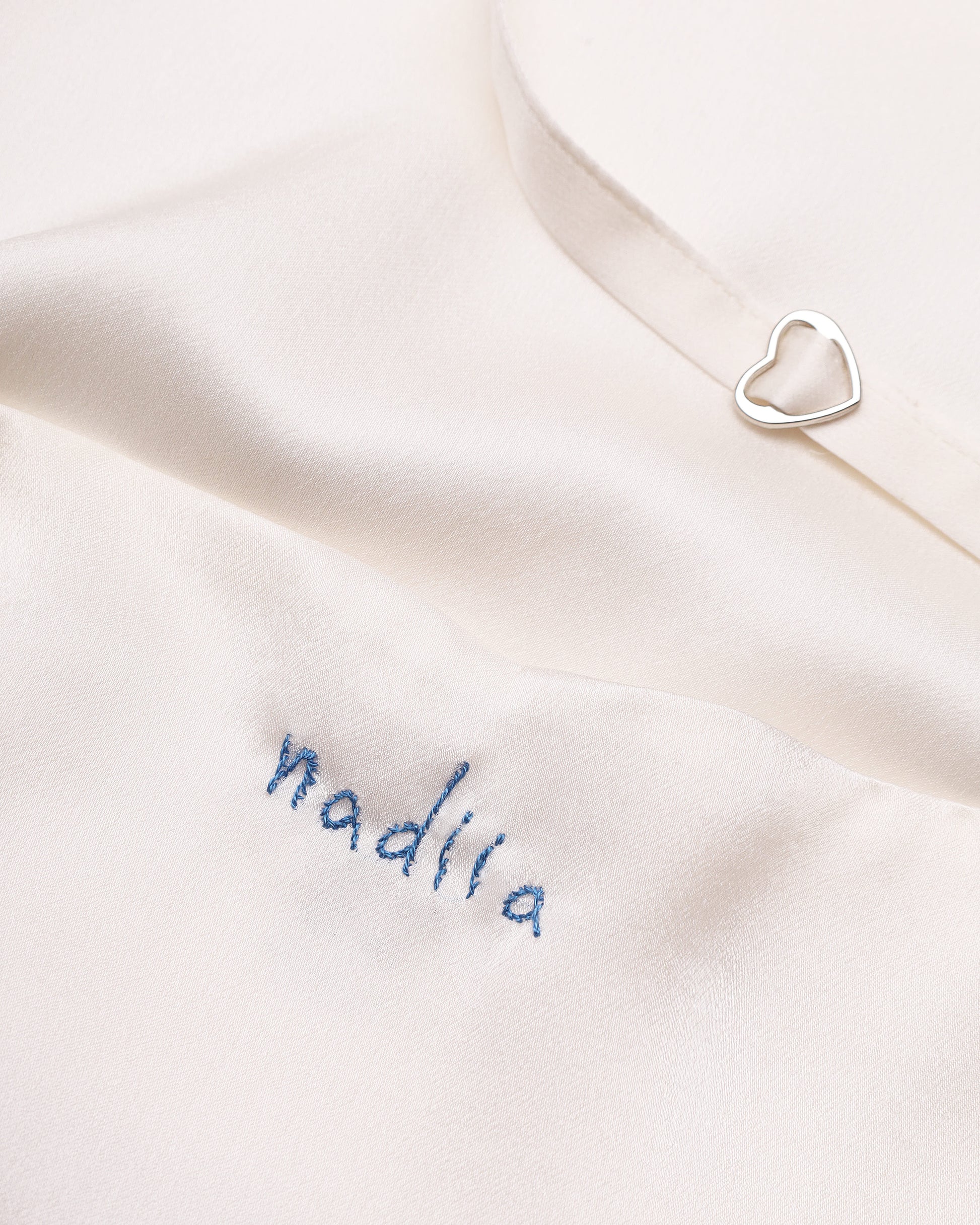 Купіть виріб ручної роботи Silk Camisole “Love” від Nadiia World. Ідеальний вибір для додавання вишуканості та шарму до вашого житлового простору або колекції особистих аксесуарів.