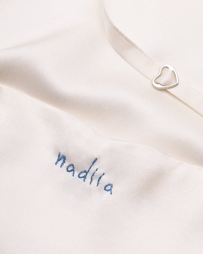 Купіть виріб ручної роботи Silk Camisole “Love” від Nadiia World. Ідеальний вибір для додавання вишуканості та шарму до вашого житлового простору або колекції особистих аксесуарів.
