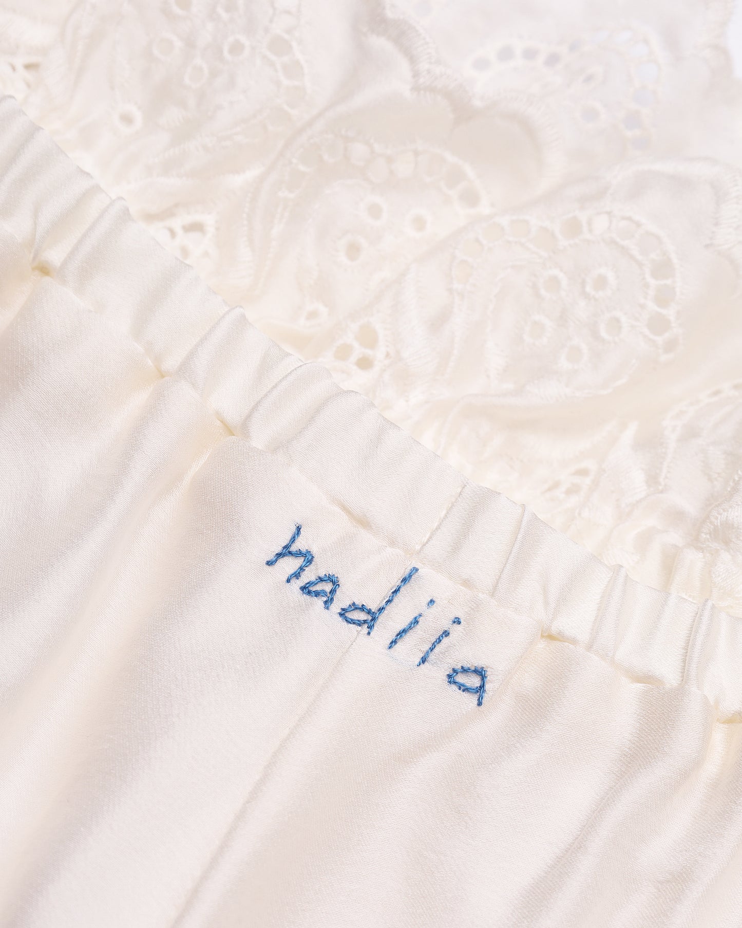 Купіть виріб ручної роботи Silk Shorts “Love” від Nadiia World. Ідеальний вибір для додавання вишуканості та шарму до вашого житлового простору або колекції особистих аксесуарів.