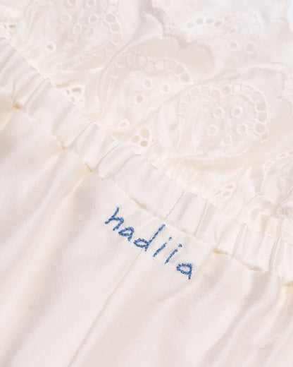 Купіть виріб ручної роботи Silk Shorts “Love” від Nadiia World. Ідеальний вибір для додавання вишуканості та шарму до вашого житлового простору або колекції особистих аксесуарів.