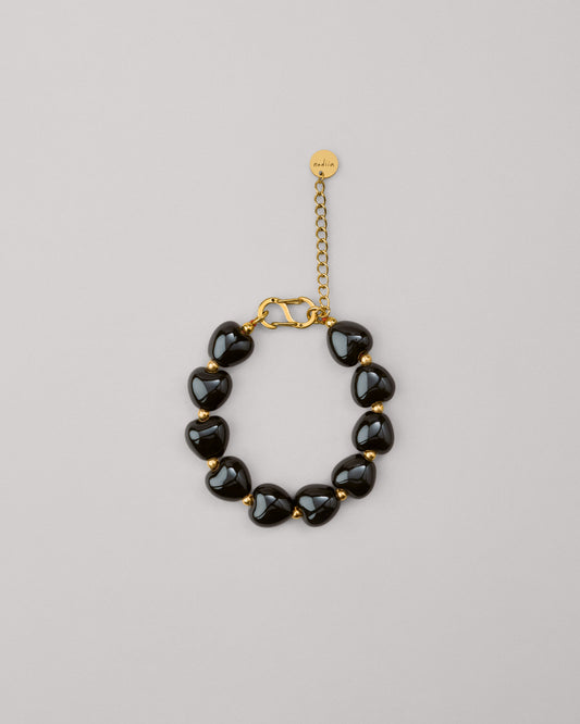 Купіть виріб ручної роботи Black «Heart» Bracelet від Nadiia World. Ідеальний вибір для додавання вишуканості та шарму до вашого житлового простору або колекції особистих аксесуарів.