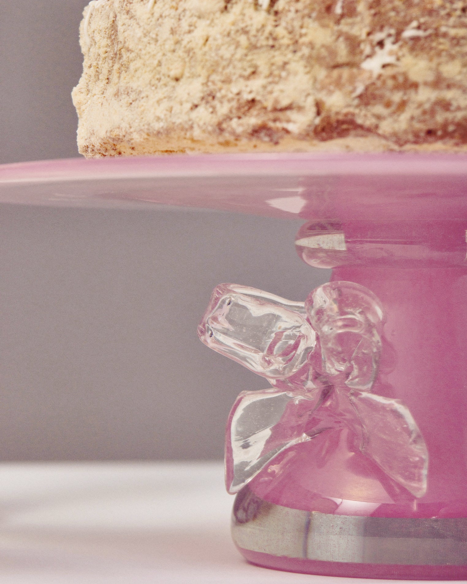 Купіть виріб ручної роботи Cake Stand with a Bow "Nadiia" від Nadiia World. Ідеальний вибір для додавання вишуканості та шарму до вашого житлового простору або колекції особистих аксесуарів.