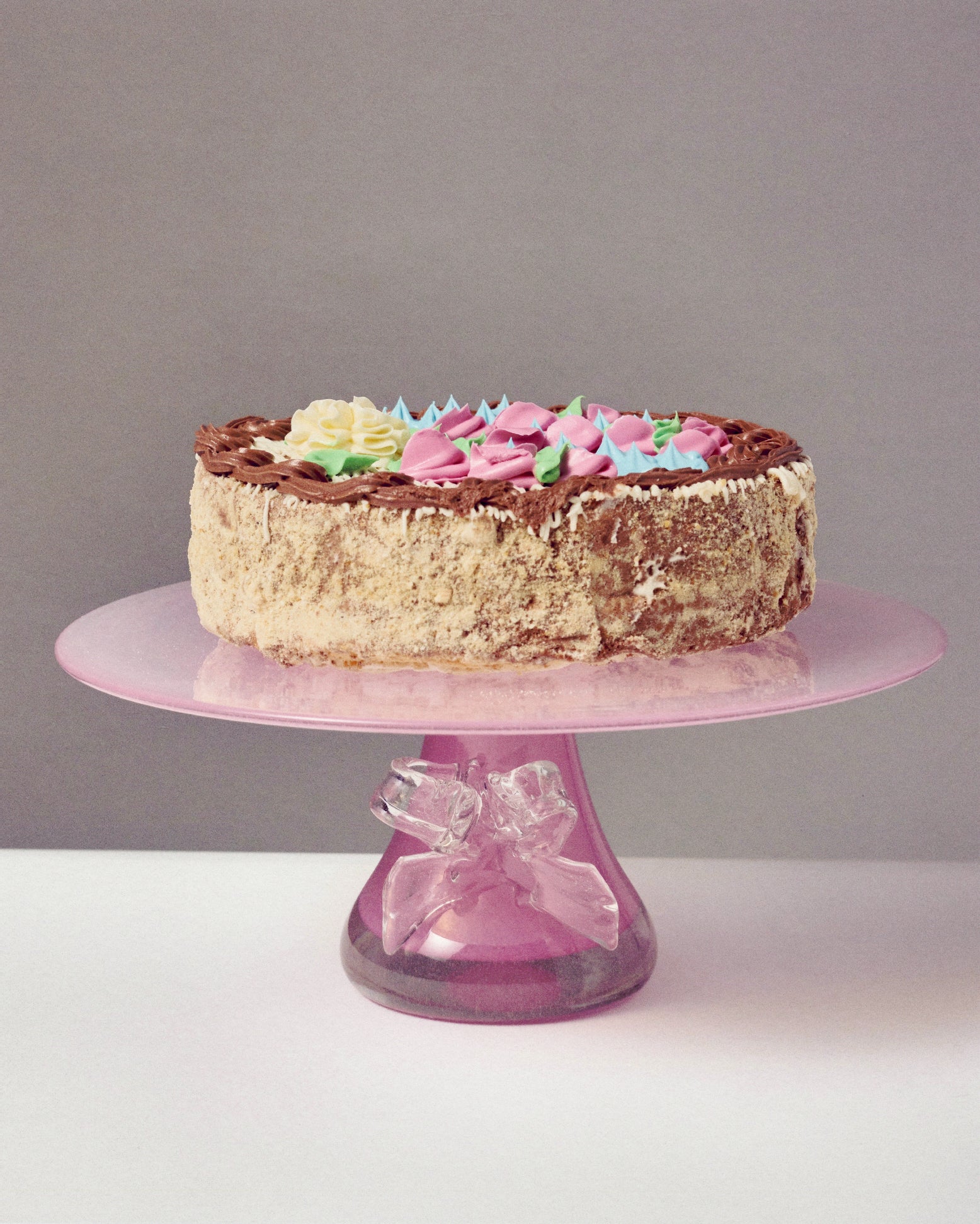 Купіть виріб ручної роботи Cake Stand with a Bow "Nadiia" від Nadiia World. Ідеальний вибір для додавання вишуканості та шарму до вашого житлового простору або колекції особистих аксесуарів.