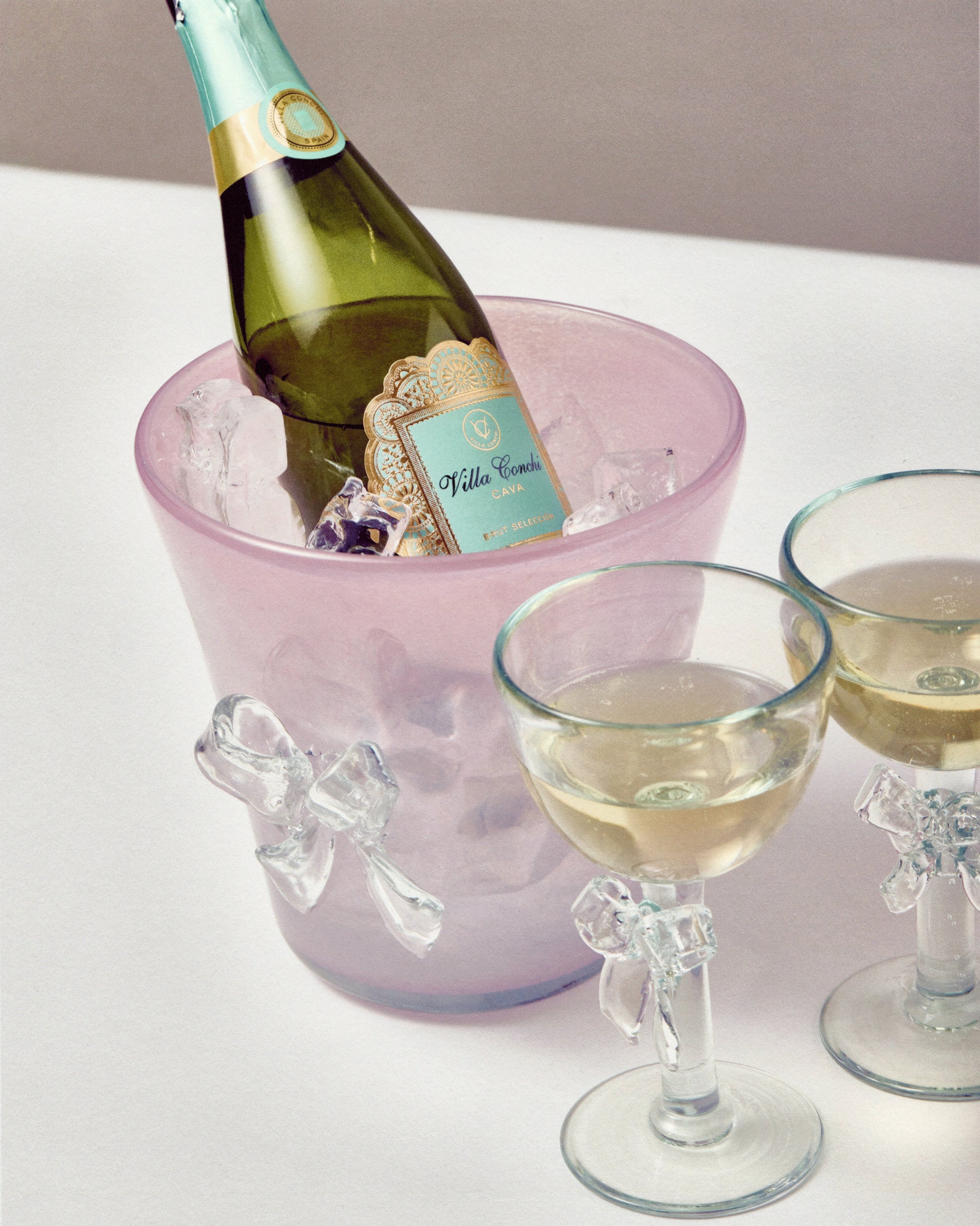 Купіть виріб ручної роботи Champagne Bucket with Two Bows "Nadiia" від Nadiia World. Ідеальний вибір для додавання вишуканості та шарму до вашого житлового простору або колекції особистих аксесуарів.