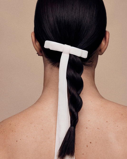 Купіть виріб ручної роботи Velvet Ribbon Barette "G x Nadiia" in Milky від Nadiia World. Ідеальний вибір для додавання вишуканості та шарму до вашого житлового простору або колекції особистих аксесуарів.