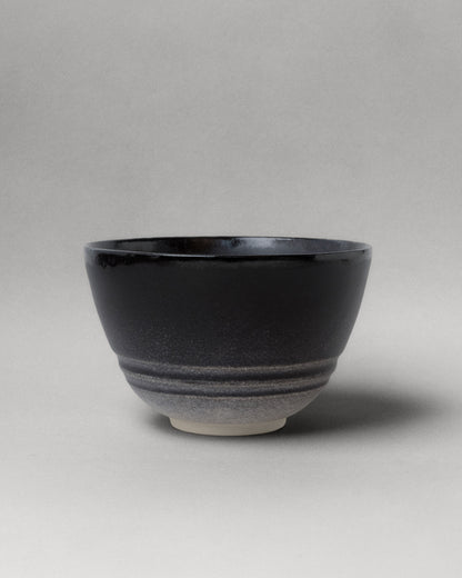 Купіть виріб ручної роботи Chawan “Dream” від Nadiia World. Ідеальний вибір для додавання вишуканості та шарму до вашого житлового простору або колекції особистих аксесуарів.