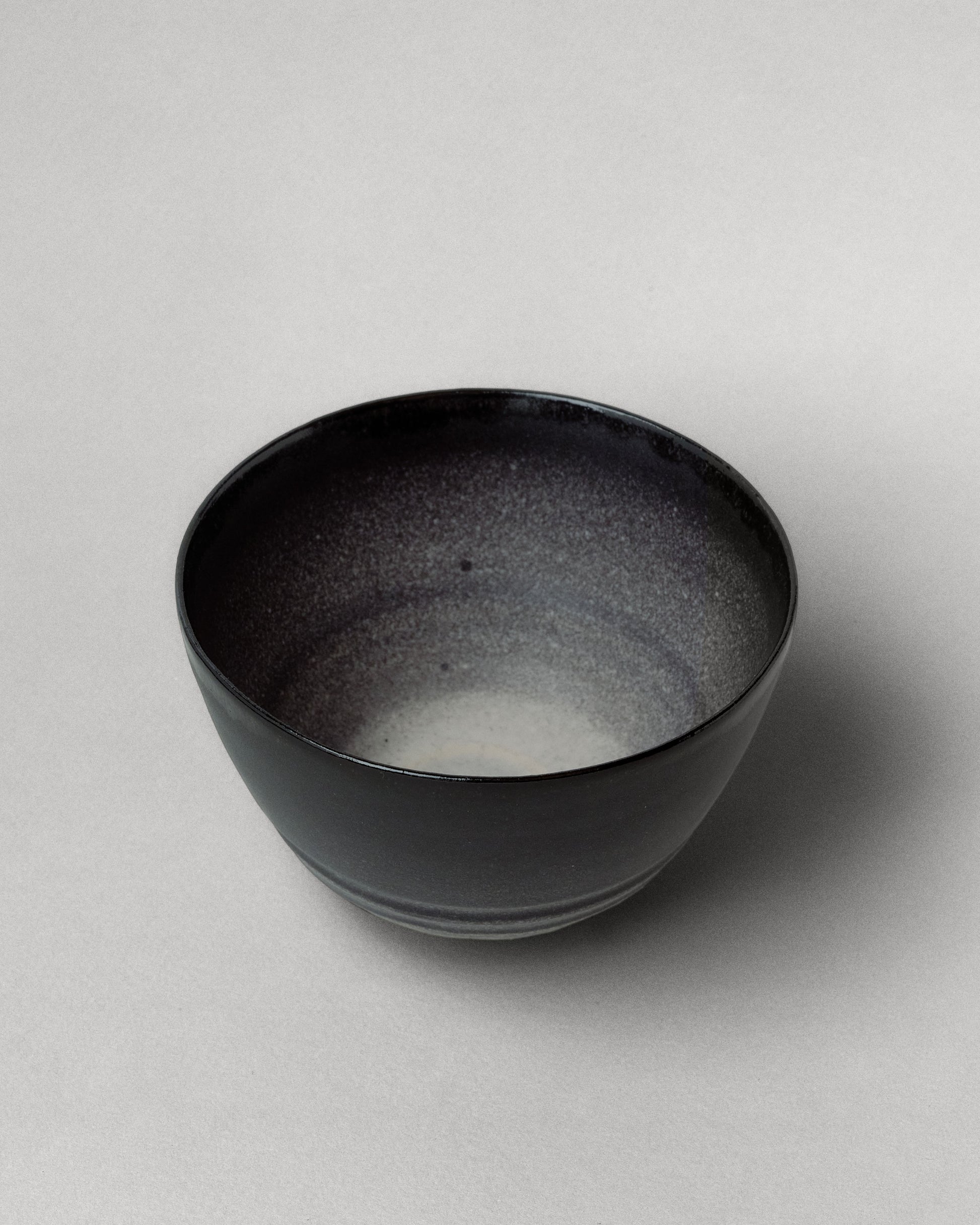 Купіть виріб ручної роботи Chawan “Dream” від Nadiia World. Ідеальний вибір для додавання вишуканості та шарму до вашого житлового простору або колекції особистих аксесуарів.