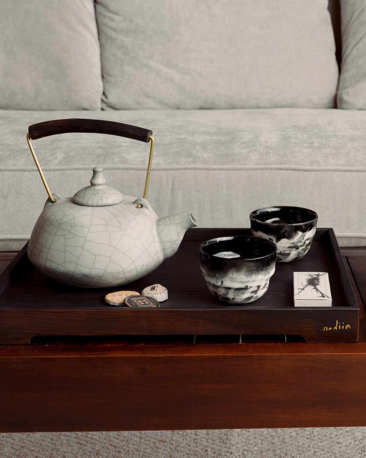 Купіть виріб ручної роботи Teapot “Serenity” Marble від Nadiia World. Ідеальний вибір для додавання вишуканості та шарму до вашого житлового простору або колекції особистих аксесуарів.