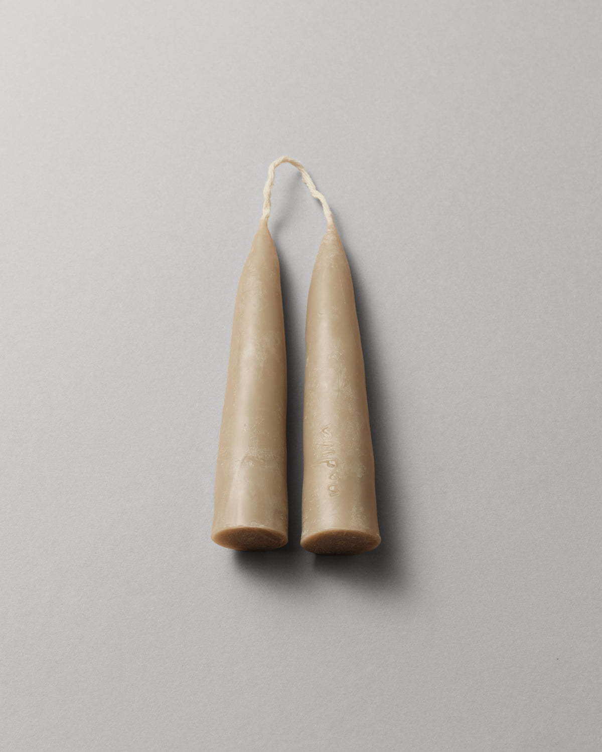 Купіть виріб ручної роботи Pair of Candles “Serenity” від Nadiia World. Ідеальний вибір для додавання вишуканості та шарму до вашого житлового простору або колекції особистих аксесуарів.