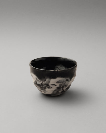Купіть виріб ручної роботи Ceremonial bowl “Serenity” від Nadiia World. Ідеальний вибір для додавання вишуканості та шарму до вашого житлового простору або колекції особистих аксесуарів.