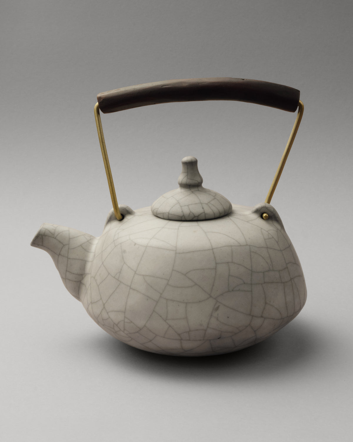 Купіть виріб ручної роботи Teapot “Serenity” Marble від Nadiia World. Ідеальний вибір для додавання вишуканості та шарму до вашого житлового простору або колекції особистих аксесуарів.