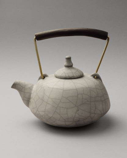 Купіть виріб ручної роботи Teapot “Serenity” Marble від Nadiia World. Ідеальний вибір для додавання вишуканості та шарму до вашого житлового простору або колекції особистих аксесуарів.