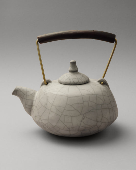 Купіть виріб ручної роботи Teapot “Serenity” Marble від Nadiia World. Ідеальний вибір для додавання вишуканості та шарму до вашого житлового простору або колекції особистих аксесуарів.