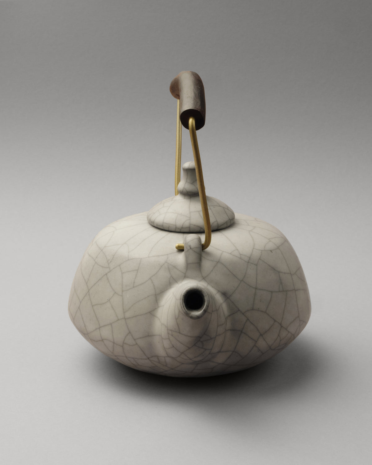 Купіть виріб ручної роботи Teapot “Serenity” Marble від Nadiia World. Ідеальний вибір для додавання вишуканості та шарму до вашого житлового простору або колекції особистих аксесуарів.