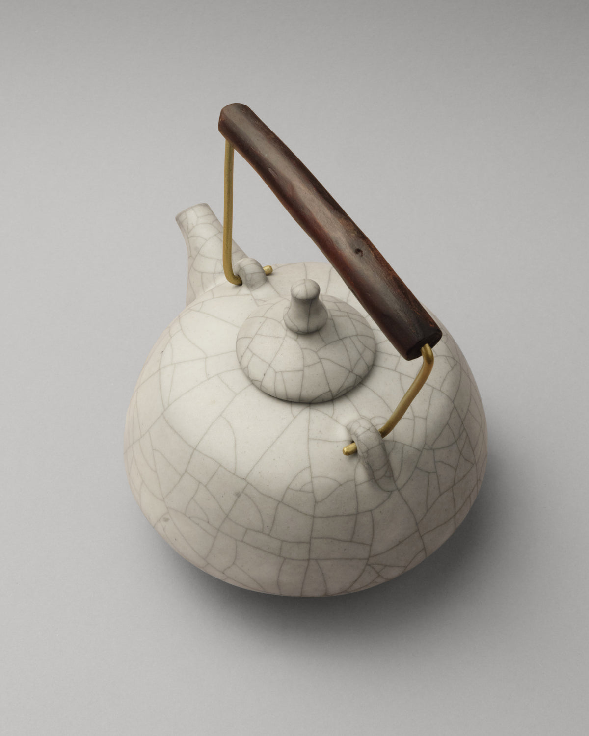 Купіть виріб ручної роботи Teapot “Serenity” Marble від Nadiia World. Ідеальний вибір для додавання вишуканості та шарму до вашого житлового простору або колекції особистих аксесуарів.