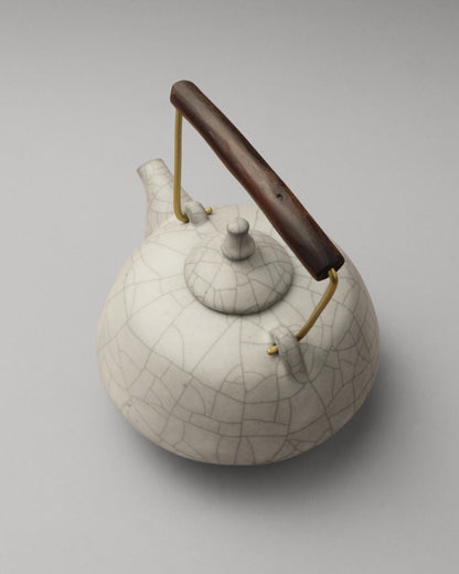 Купіть виріб ручної роботи Teapot “Serenity” Marble від Nadiia World. Ідеальний вибір для додавання вишуканості та шарму до вашого житлового простору або колекції особистих аксесуарів.
