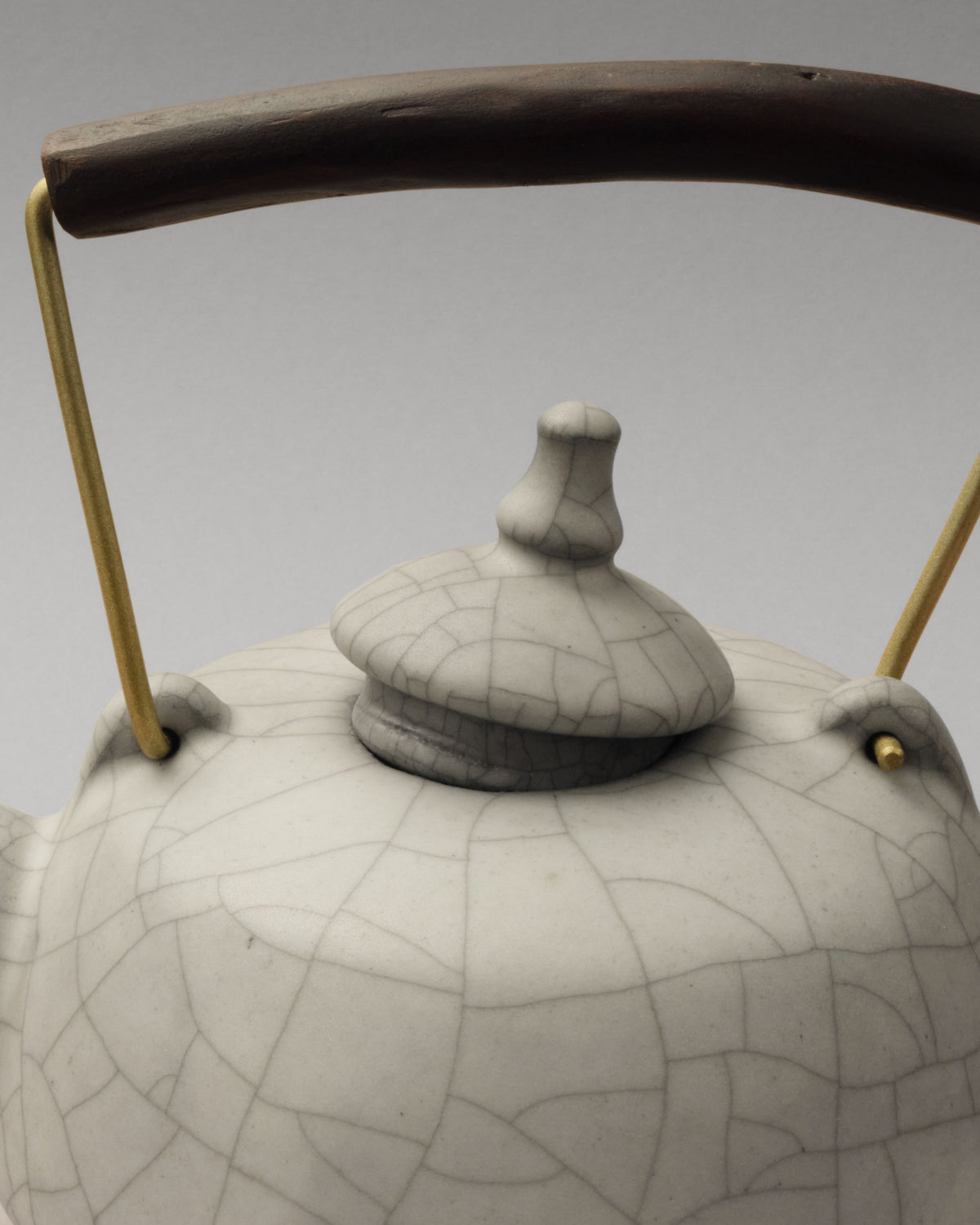 Купіть виріб ручної роботи Teapot “Serenity” Marble від Nadiia World. Ідеальний вибір для додавання вишуканості та шарму до вашого житлового простору або колекції особистих аксесуарів.