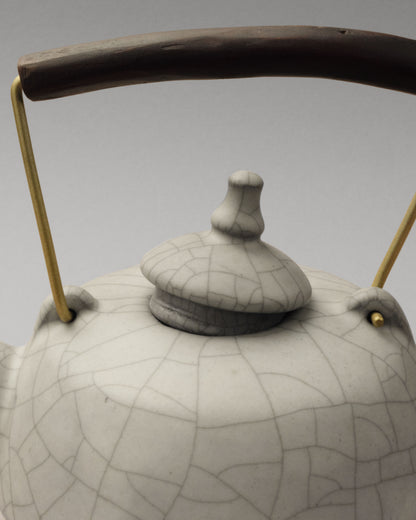 Купіть виріб ручної роботи Teapot “Serenity” Marble від Nadiia World. Ідеальний вибір для додавання вишуканості та шарму до вашого житлового простору або колекції особистих аксесуарів.