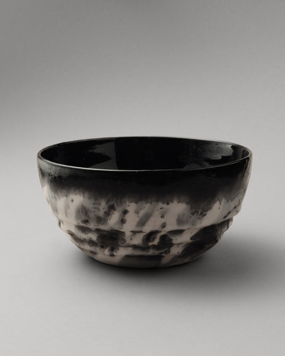 Купіть виріб ручної роботи Bowl “Serenity” від Nadiia World. Ідеальний вибір для додавання вишуканості та шарму до вашого житлового простору або колекції особистих аксесуарів.