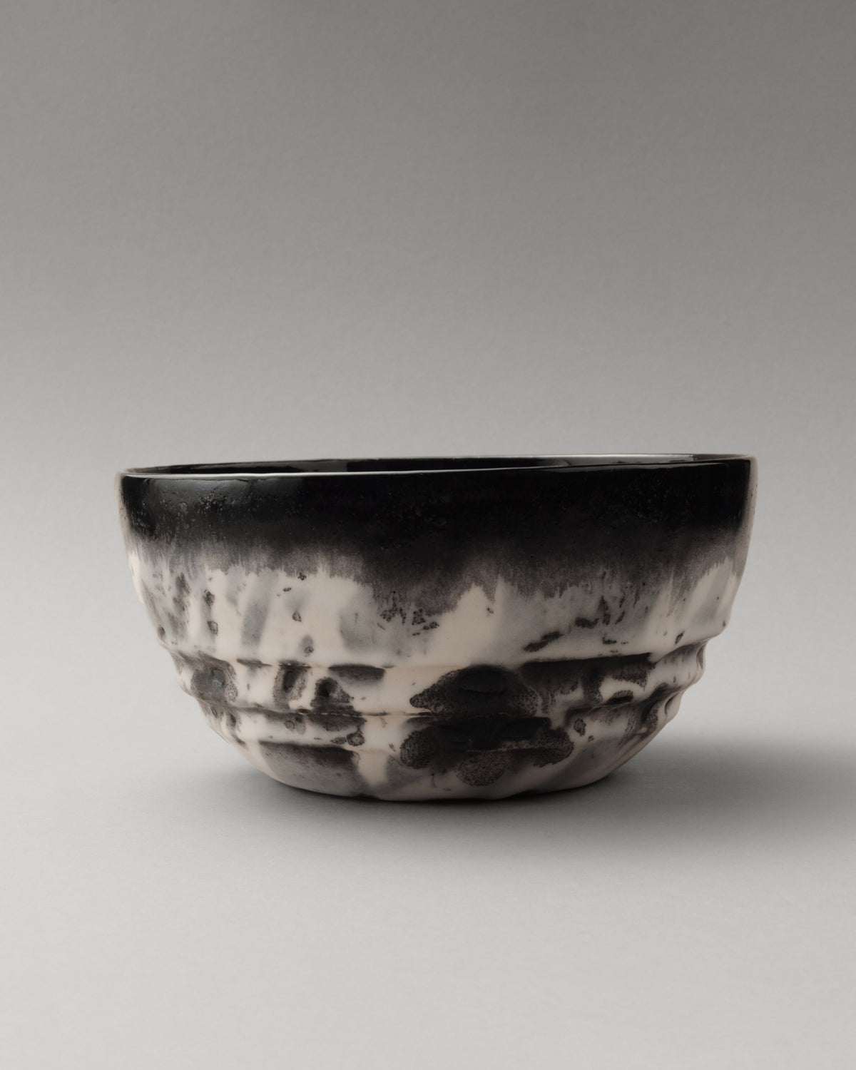 Купіть виріб ручної роботи Bowl “Serenity” від Nadiia World. Ідеальний вибір для додавання вишуканості та шарму до вашого житлового простору або колекції особистих аксесуарів.
