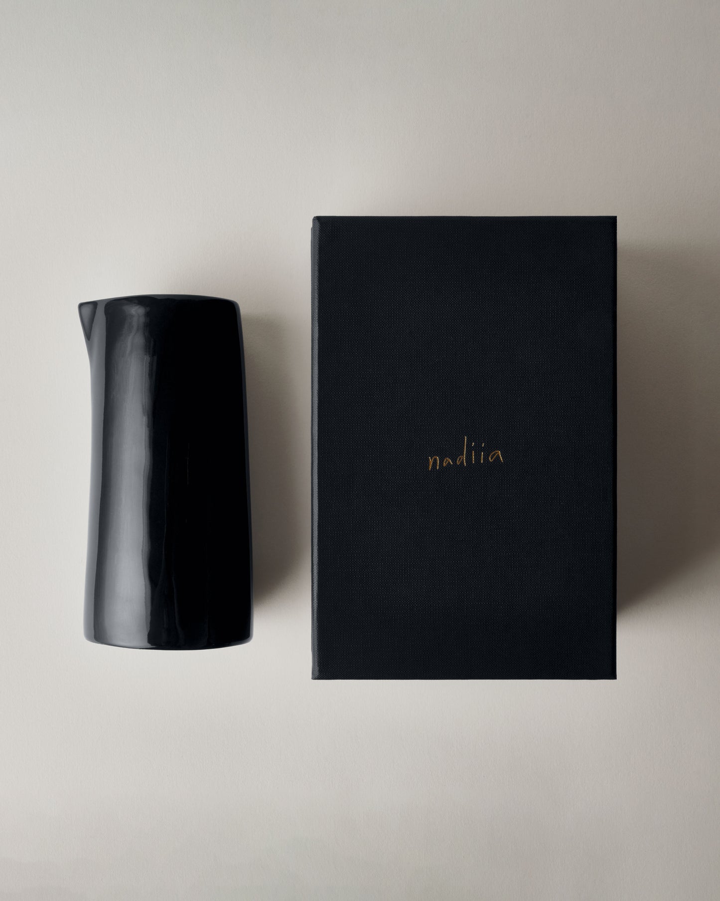 Купіть виріб ручної роботи Jug “I Drink to You” Black від Nadiia World. Ідеальний вибір для додавання вишуканості та шарму до вашого житлового простору або колекції особистих аксесуарів.
