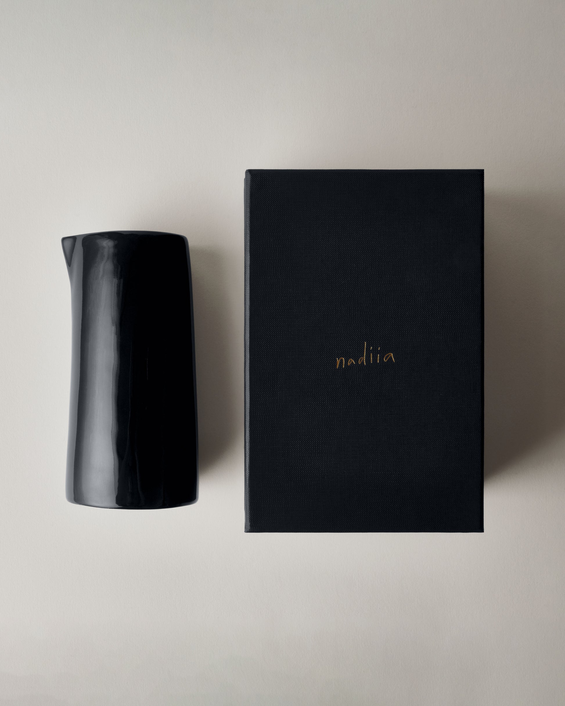 Купіть виріб ручної роботи Jug “I Drink to You” Black від Nadiia World. Ідеальний вибір для додавання вишуканості та шарму до вашого житлового простору або колекції особистих аксесуарів.