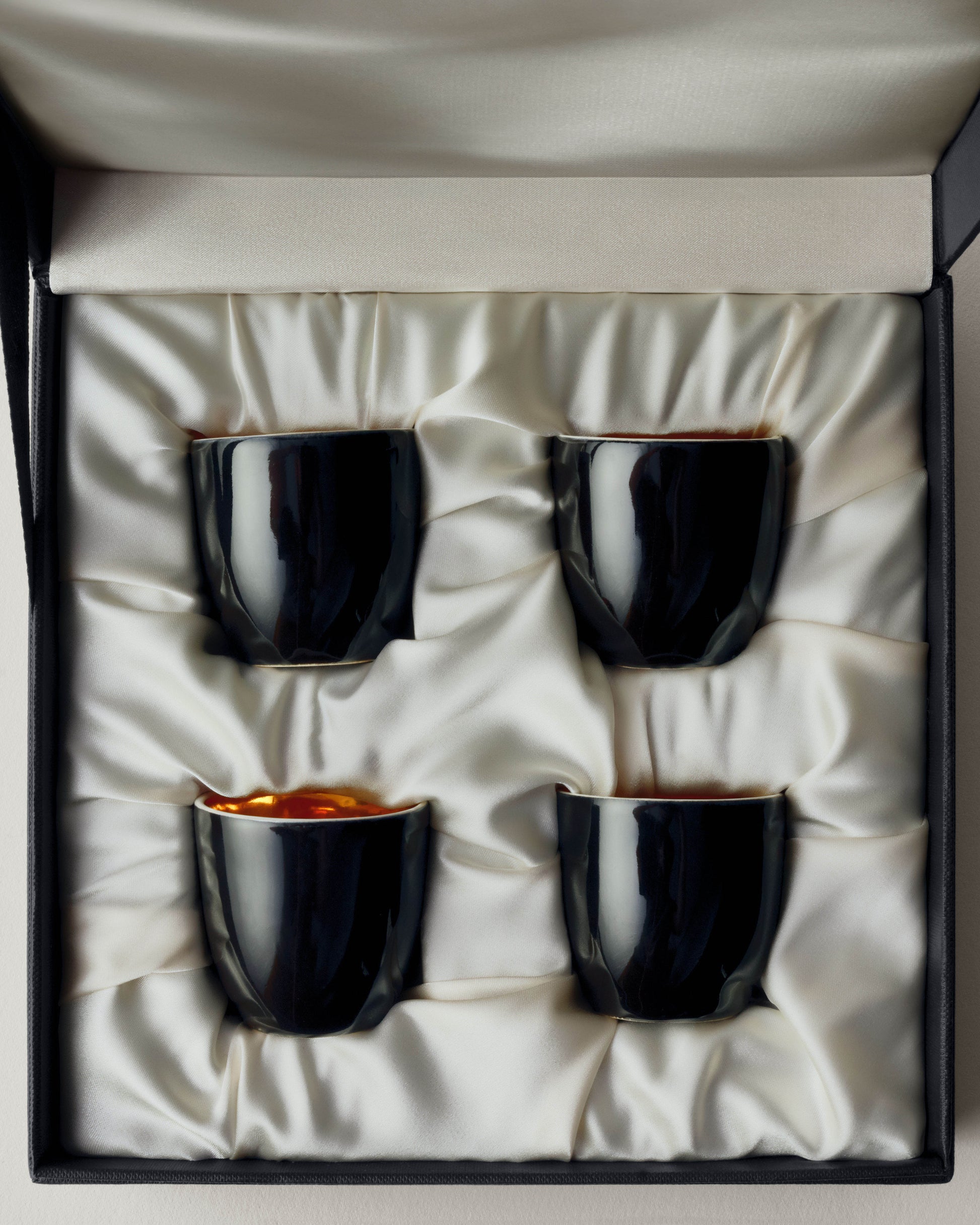Купіть виріб ручної роботи Set of 4 shot glasses “I Drink to You” Black від Nadiia World. Ідеальний вибір для додавання вишуканості та шарму до вашого житлового простору або колекції особистих аксесуарів.