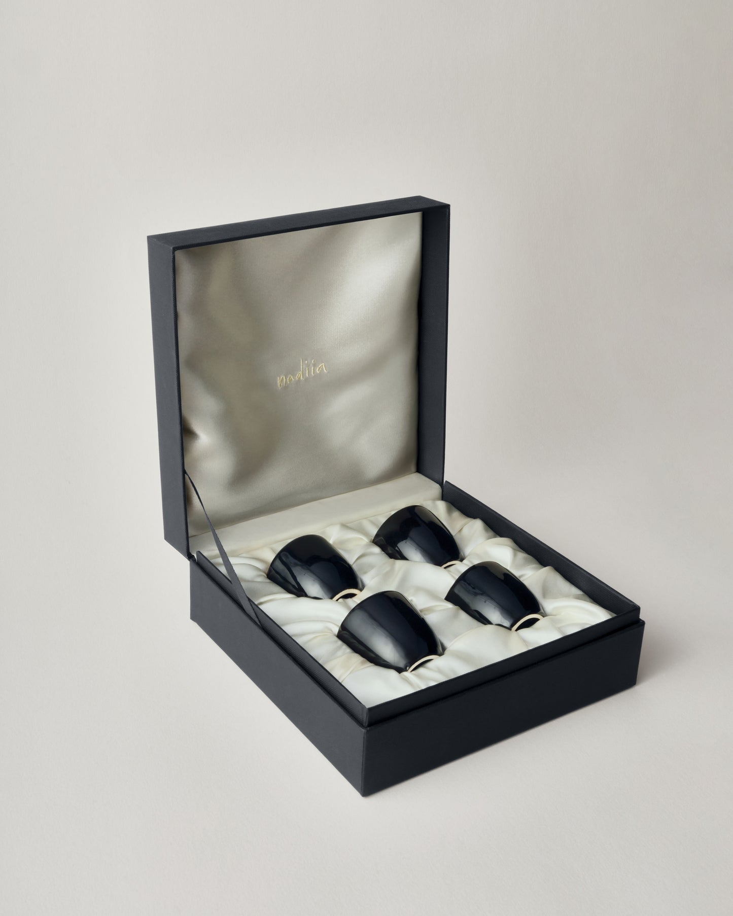 Купіть виріб ручної роботи Set of 4 shot glasses “I Drink to You” Black від Nadiia World. Ідеальний вибір для додавання вишуканості та шарму до вашого житлового простору або колекції особистих аксесуарів.