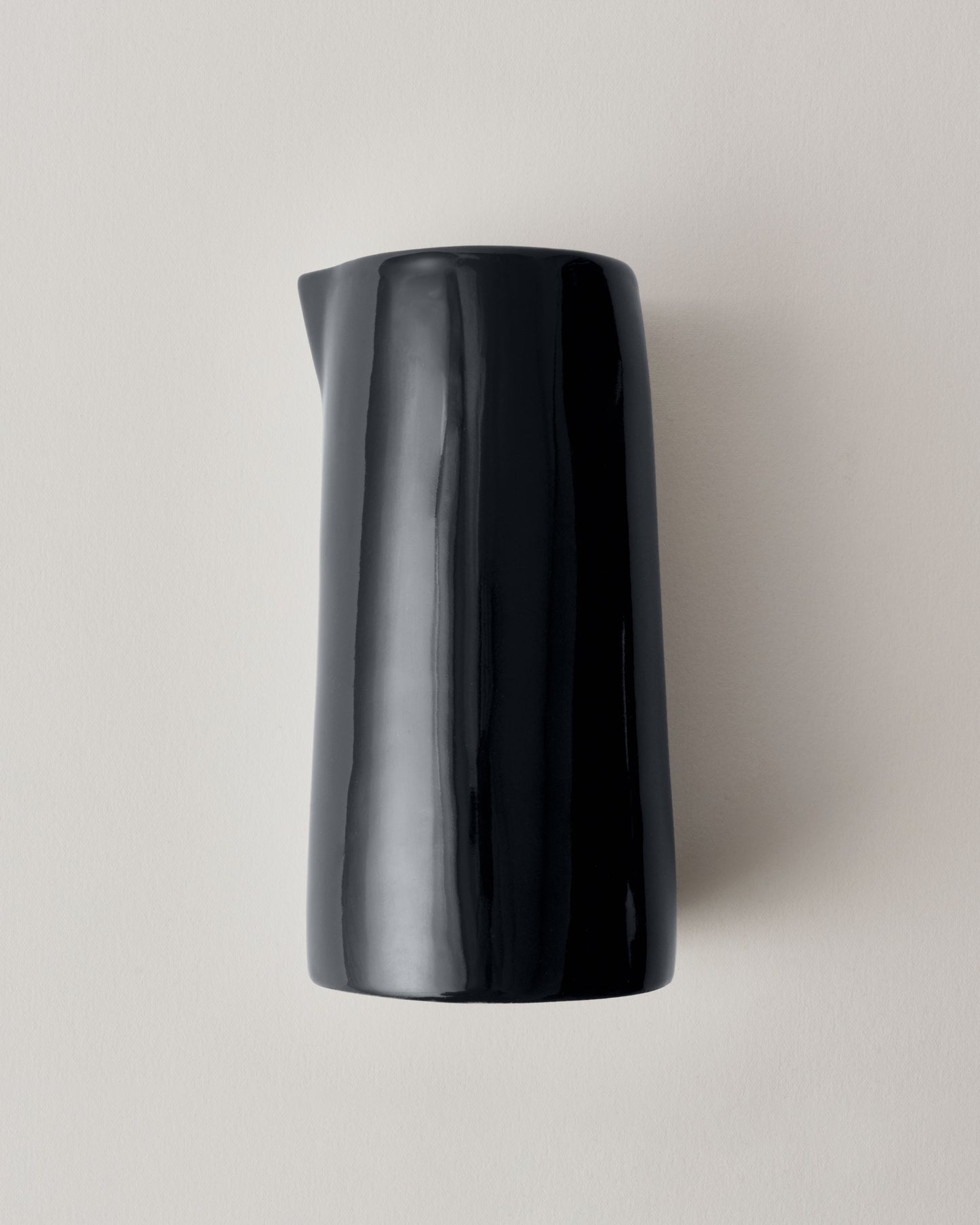 Купіть виріб ручної роботи Jug “I Drink to You” Black від Nadiia World. Ідеальний вибір для додавання вишуканості та шарму до вашого житлового простору або колекції особистих аксесуарів.