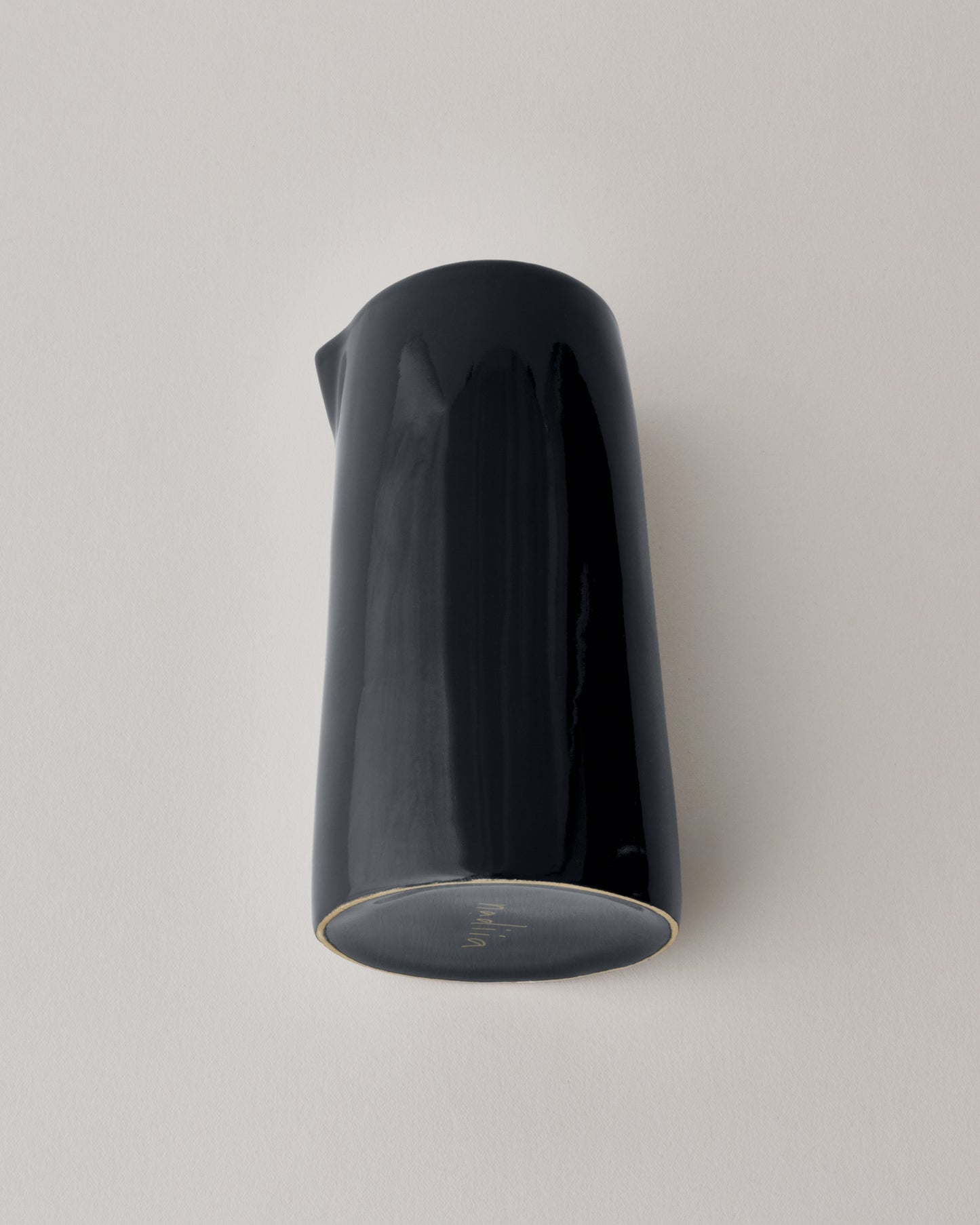 Купіть виріб ручної роботи Jug “I Drink to You” Black від Nadiia World. Ідеальний вибір для додавання вишуканості та шарму до вашого житлового простору або колекції особистих аксесуарів.