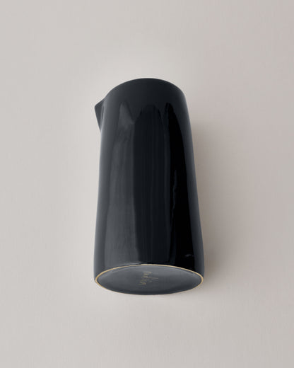Купіть виріб ручної роботи Jug “I Drink to You” Black від Nadiia World. Ідеальний вибір для додавання вишуканості та шарму до вашого житлового простору або колекції особистих аксесуарів.