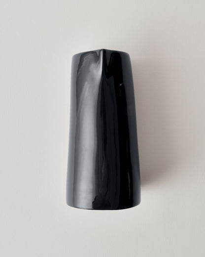 Купіть виріб ручної роботи Jug “I Drink to You” Black від Nadiia World. Ідеальний вибір для додавання вишуканості та шарму до вашого житлового простору або колекції особистих аксесуарів.