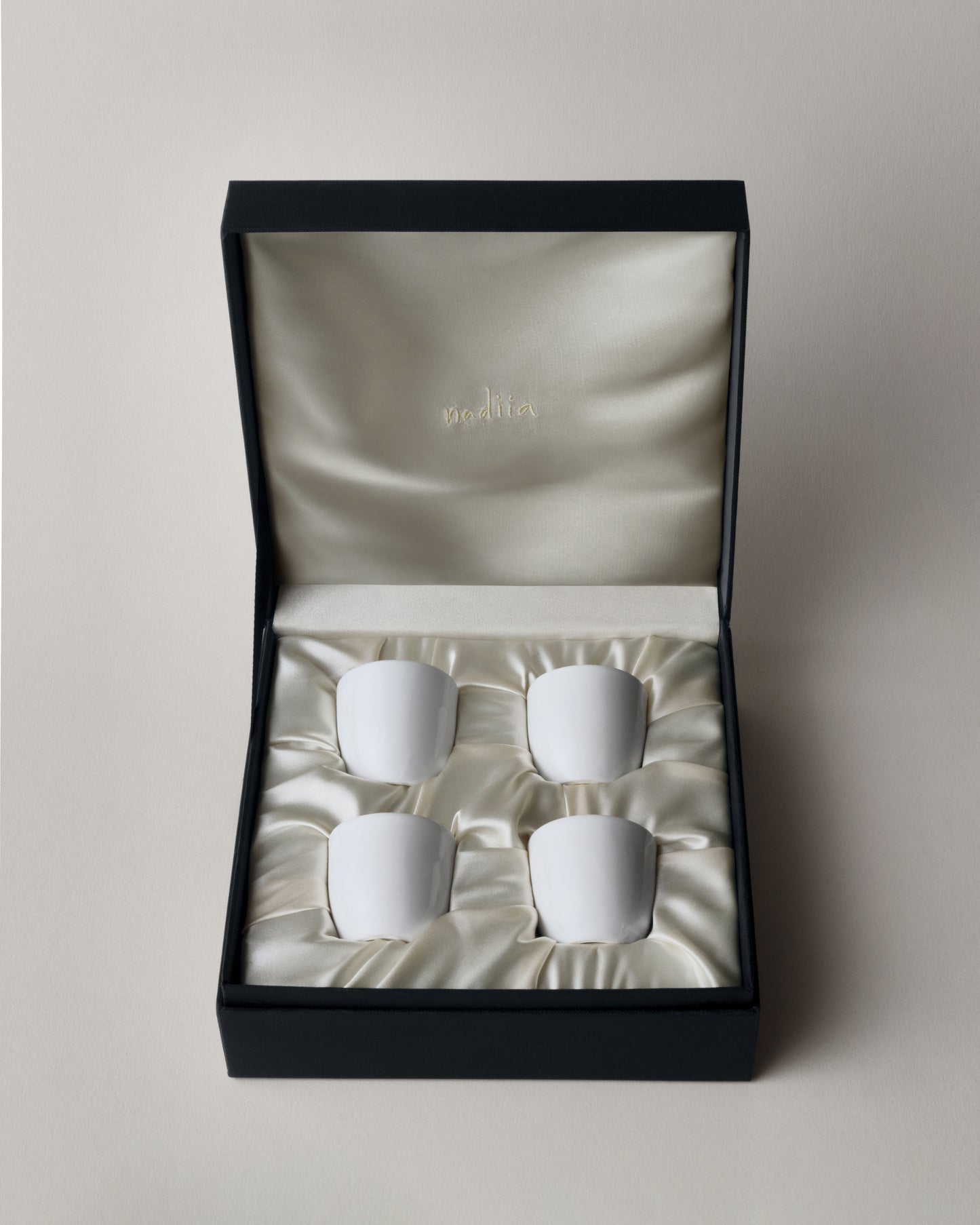 Купіть виріб ручної роботи Set of 4 shot glasses “I Drink to You” Snow White від Nadiia World. Ідеальний вибір для додавання вишуканості та шарму до вашого житлового простору або колекції особистих аксесуарів.