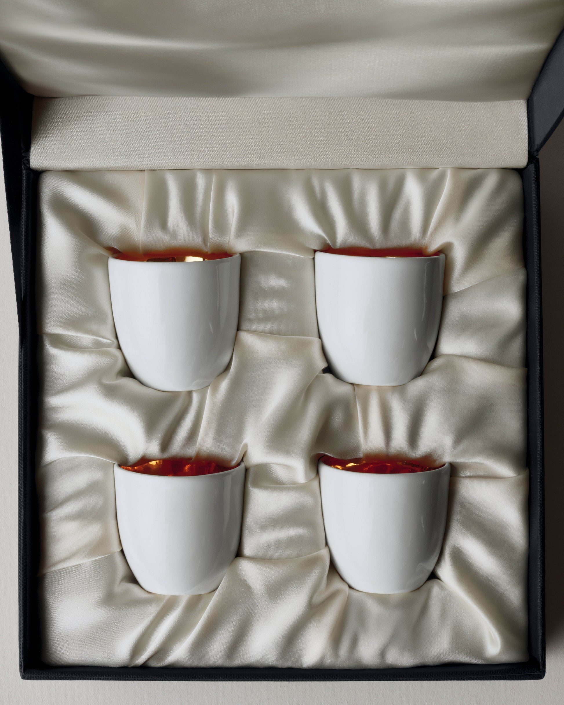 Купіть виріб ручної роботи Set of 4 shot glasses “I Drink to You” Snow White від Nadiia World. Ідеальний вибір для додавання вишуканості та шарму до вашого житлового простору або колекції особистих аксесуарів.