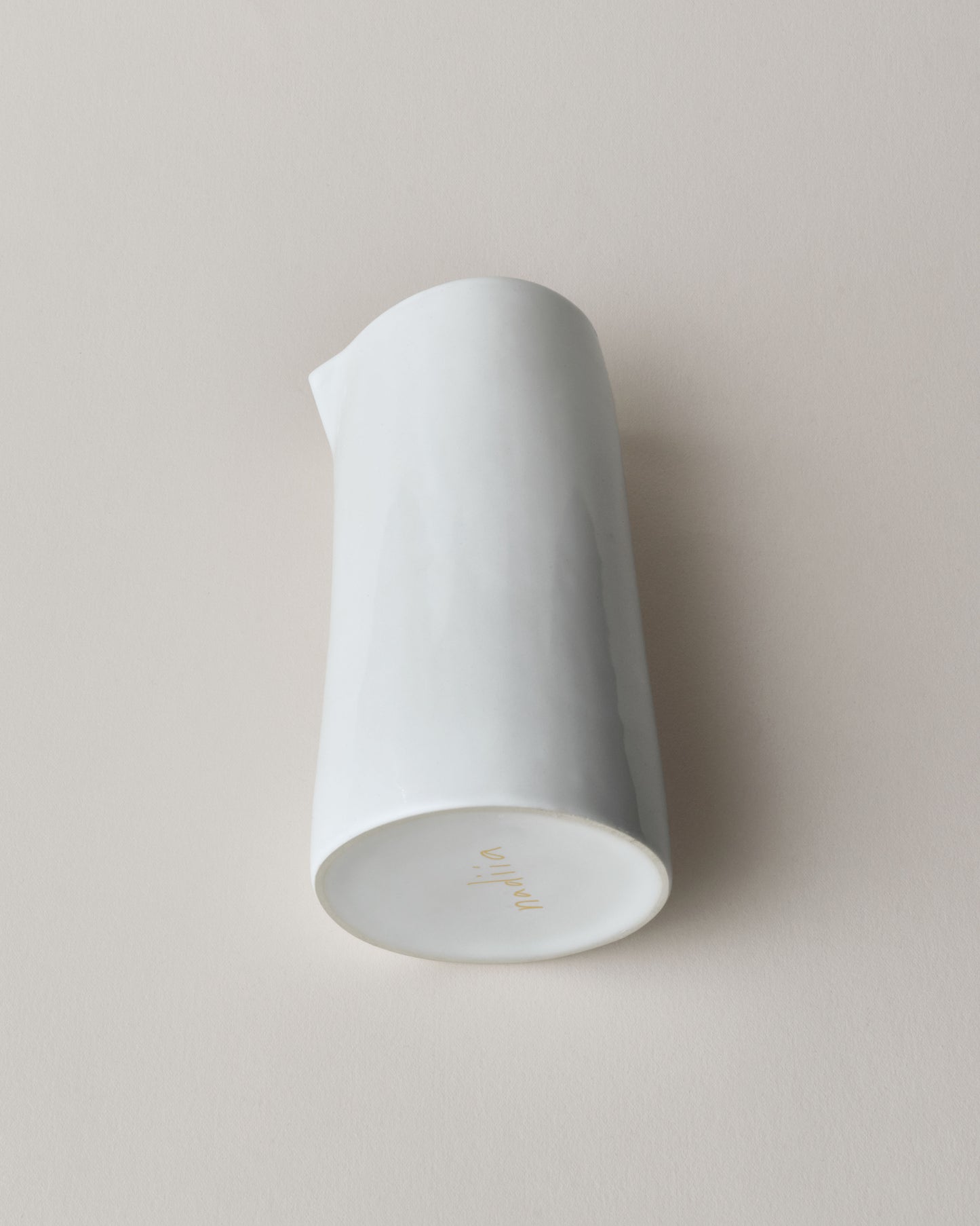 Купіть виріб ручної роботи Jug “I Drink to You” White Snow від Nadiia World. Ідеальний вибір для додавання вишуканості та шарму до вашого житлового простору або колекції особистих аксесуарів.