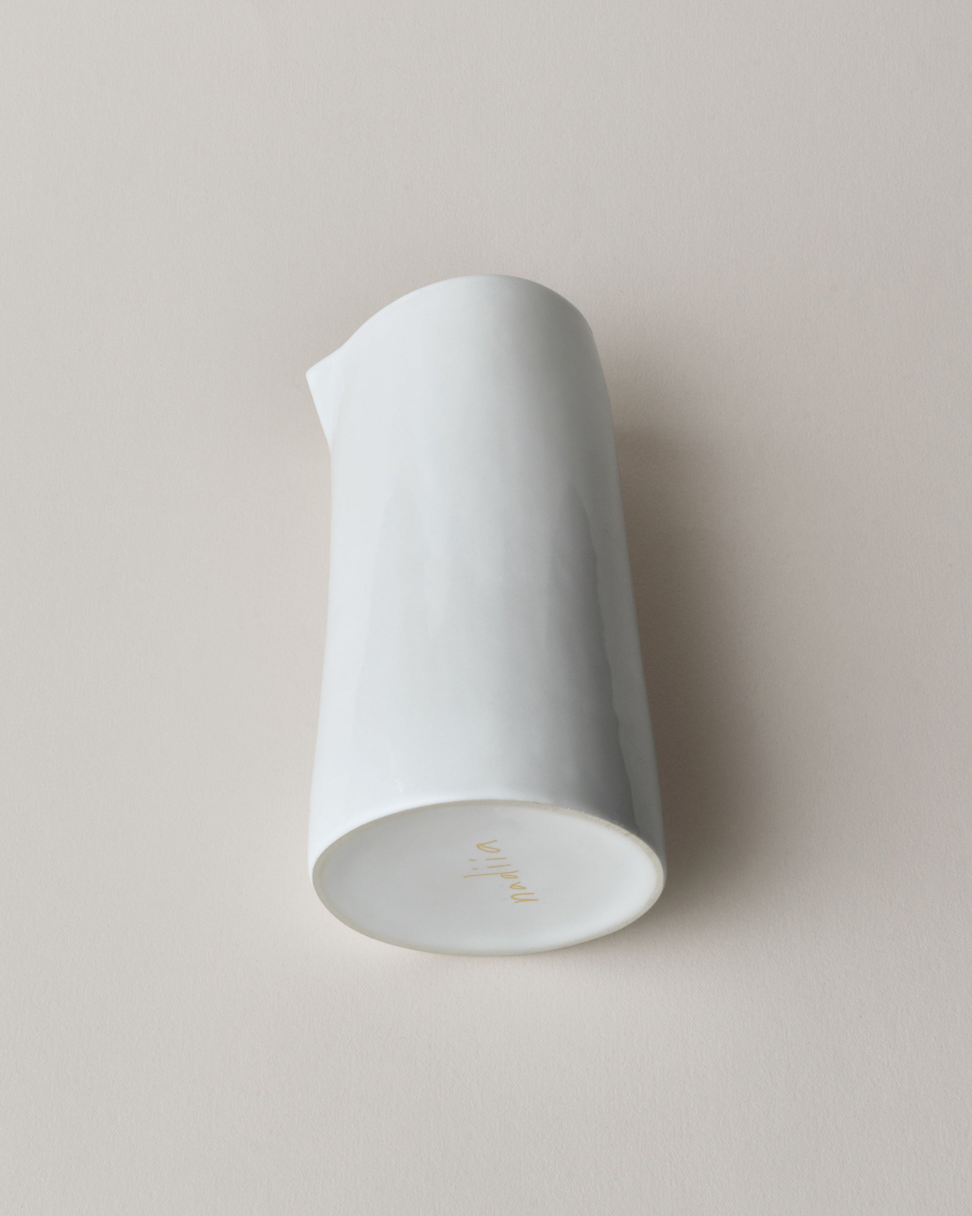 Купіть виріб ручної роботи Jug “I Drink to You” White Snow від Nadiia World. Ідеальний вибір для додавання вишуканості та шарму до вашого житлового простору або колекції особистих аксесуарів.