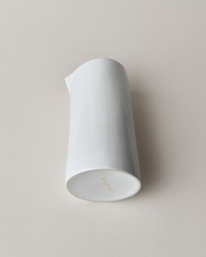 Купіть виріб ручної роботи Jug “I Drink to You” White Snow від Nadiia World. Ідеальний вибір для додавання вишуканості та шарму до вашого житлового простору або колекції особистих аксесуарів.