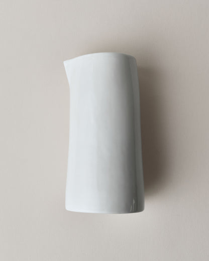 Купіть виріб ручної роботи Jug “I Drink to You” White Snow від Nadiia World. Ідеальний вибір для додавання вишуканості та шарму до вашого житлового простору або колекції особистих аксесуарів.