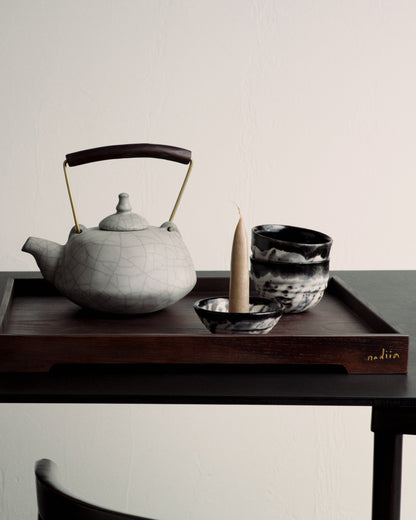 Купіть виріб ручної роботи "Nadiia" Wooden Tray від Nadiia World. Ідеальний вибір для додавання вишуканості та шарму до вашого житлового простору або колекції особистих аксесуарів.