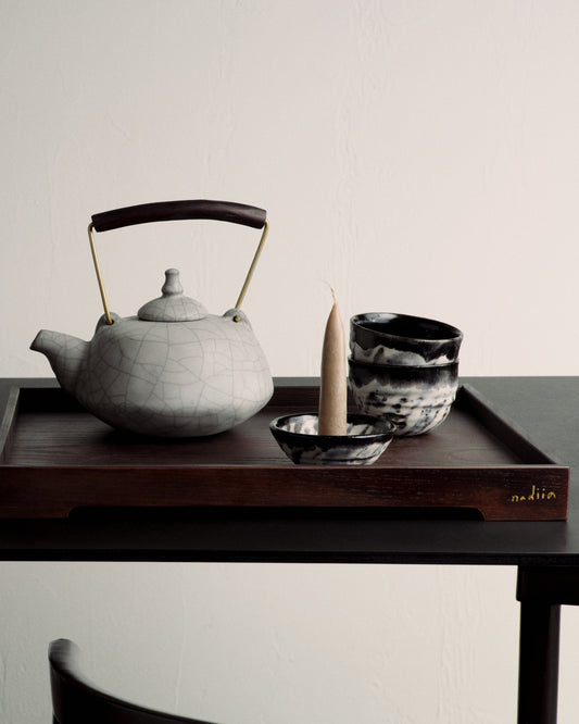 Купіть виріб ручної роботи "Nadiia" Wooden Tray від Nadiia World. Ідеальний вибір для додавання вишуканості та шарму до вашого житлового простору або колекції особистих аксесуарів.