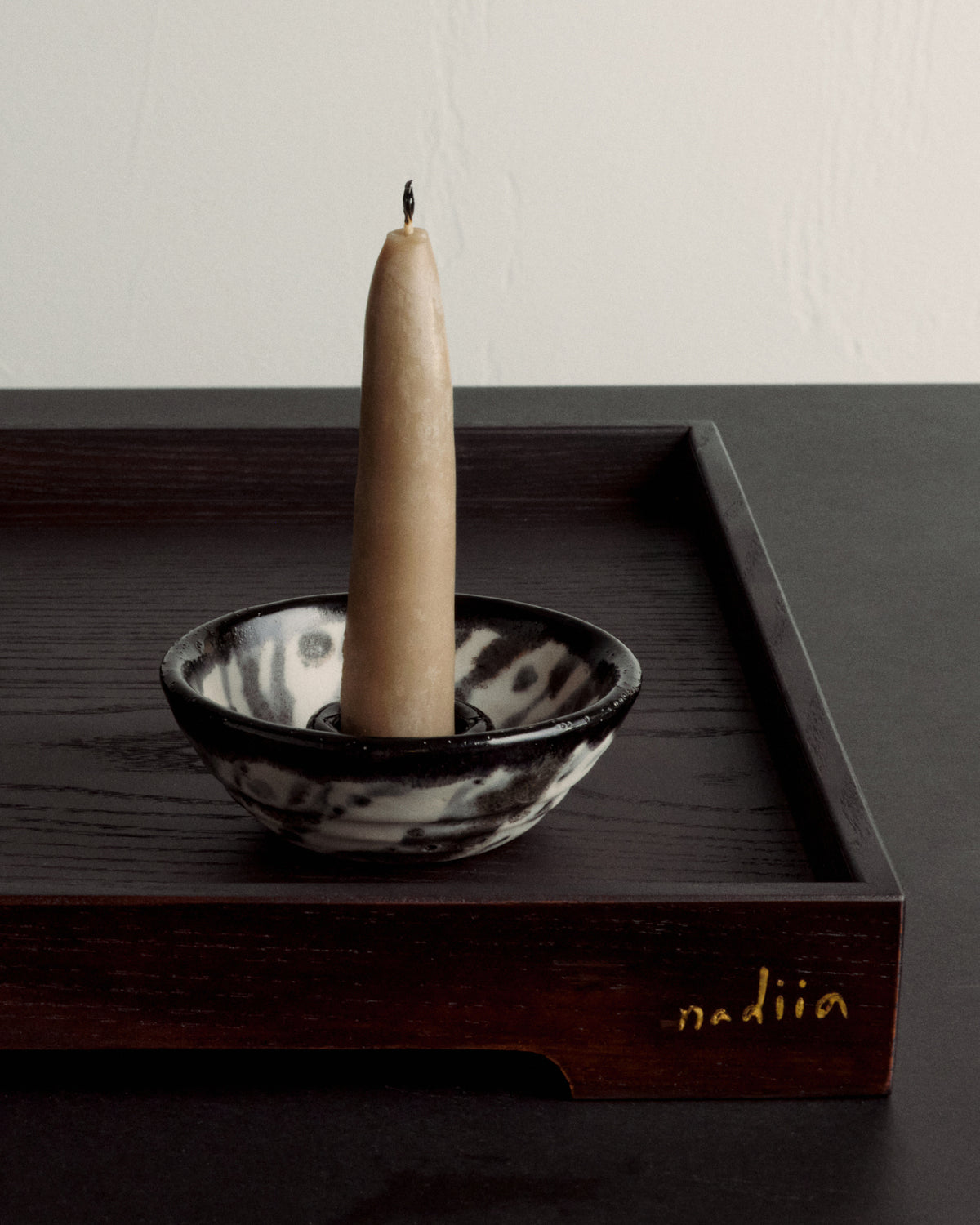 Купіть виріб ручної роботи Candle Holder “Serenity” від Nadiia World. Ідеальний вибір для додавання вишуканості та шарму до вашого житлового простору або колекції особистих аксесуарів.