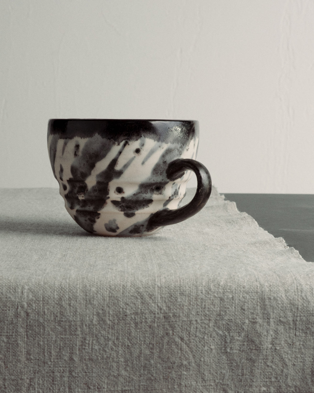 Купіть виріб ручної роботи Cup “Serenity” від Nadiia World. Ідеальний вибір для додавання вишуканості та шарму до вашого житлового простору або колекції особистих аксесуарів.