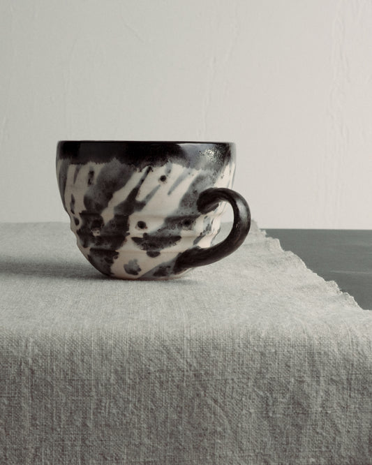Купіть виріб ручної роботи Cup “Serenity” від Nadiia World. Ідеальний вибір для додавання вишуканості та шарму до вашого житлового простору або колекції особистих аксесуарів.