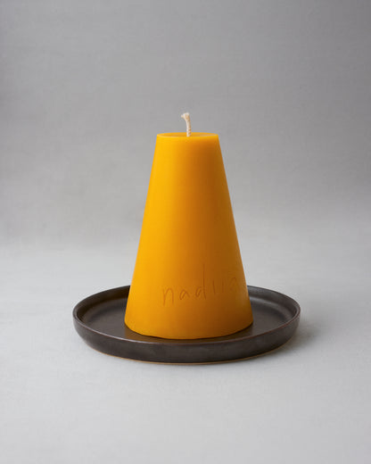 Купіть виріб ручної роботи Сone Beeswax Candle від Nadiia World. Ідеальний вибір для додавання вишуканості та шарму до вашого житлового простору або колекції особистих аксесуарів.