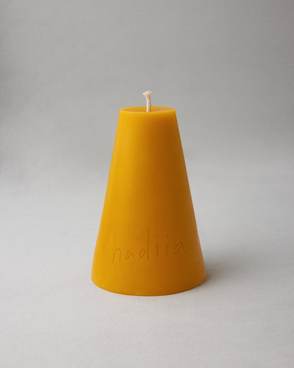 Купіть виріб ручної роботи Сone Beeswax Candle від Nadiia World. Ідеальний вибір для додавання вишуканості та шарму до вашого житлового простору або колекції особистих аксесуарів.