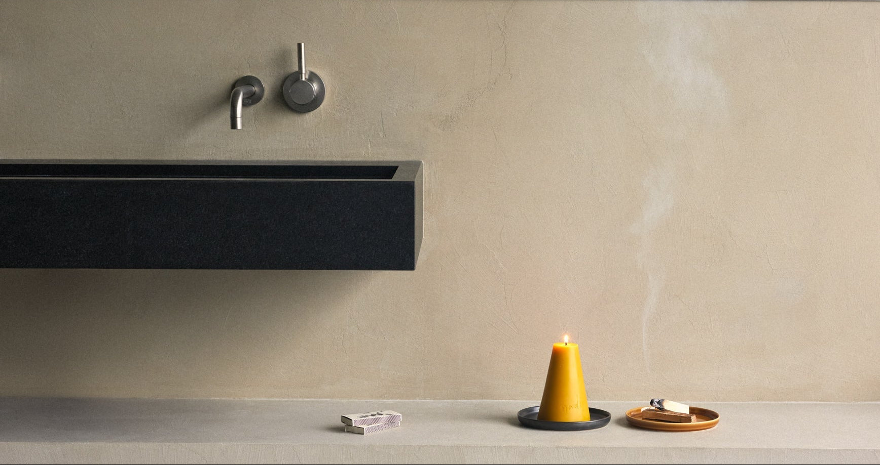 Купіть виріб ручної роботи Candle Dish від Nadiia World. Ідеальний вибір для додавання вишуканості та шарму до вашого житлового простору або колекції особистих аксесуарів.